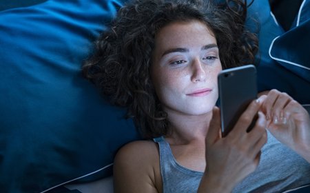 The Phone Habit That’s Secretly Wrecking Your Sleep (And the 60-Second Fix)