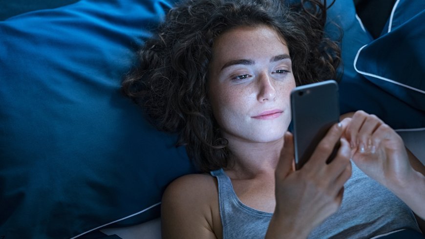 The Phone Habit That’s Secretly Wrecking Your Sleep (And the 60-Second Fix)