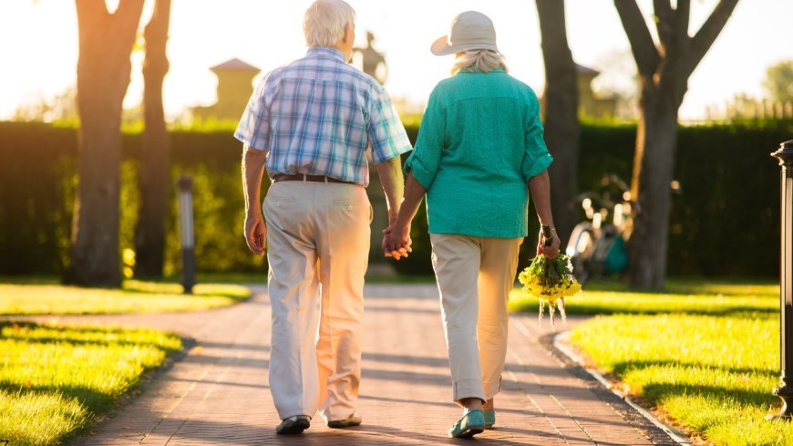 When You Take a 10-Minute Walk After Thanksgiving After Dinner, This Is What Happens to Your Digestion