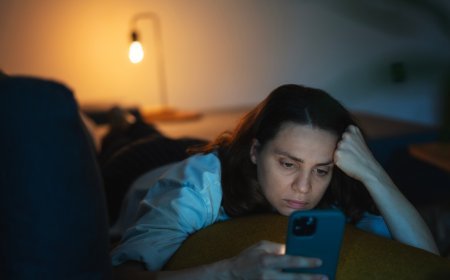 Doomscrolling in 2026: Why It’s Draining Your Energy and 7 Gentle Ways to Break Free